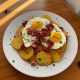 Huevos rotos (jamón y patatas).